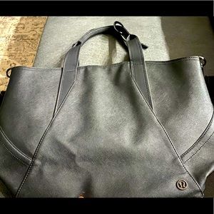 Lululemon deep tote.